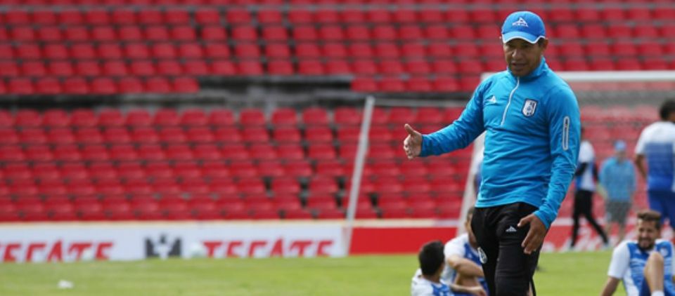 Ratifica Querétaro a Nacho Ambriz