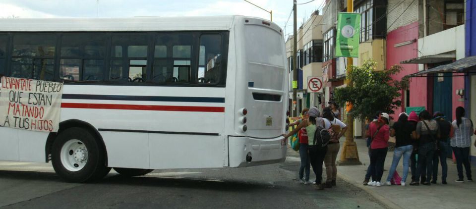 Bloqueo y pintas en crucero en Oaxaca Bloqueo y pintas en crucero en Oaxaca