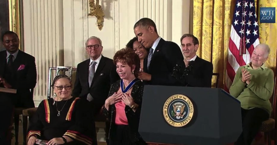 Obama condecora a Isabel Allende con la Medalla de la Libertad Obama condecora a Isabel Allende con la Medalla de la Libertad