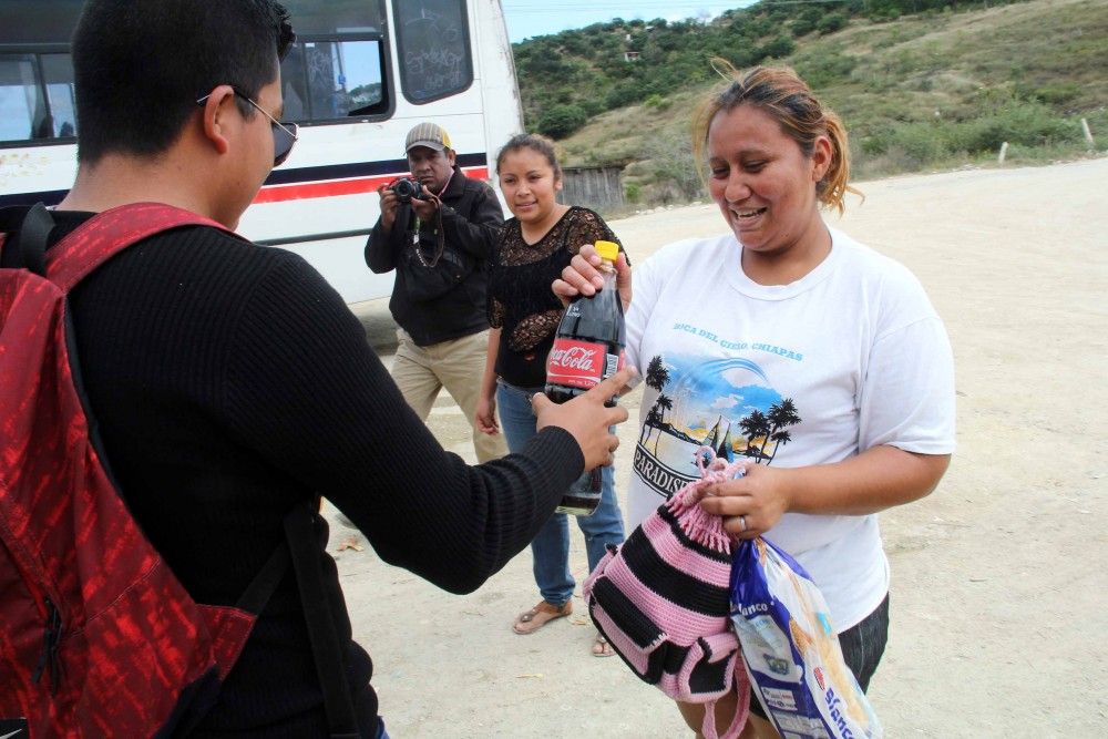 Normalistas regalan mercancía que robaron de camiones en Oaxaca Normalistas regalan mercancía que robaron de camiones en Oaxaca