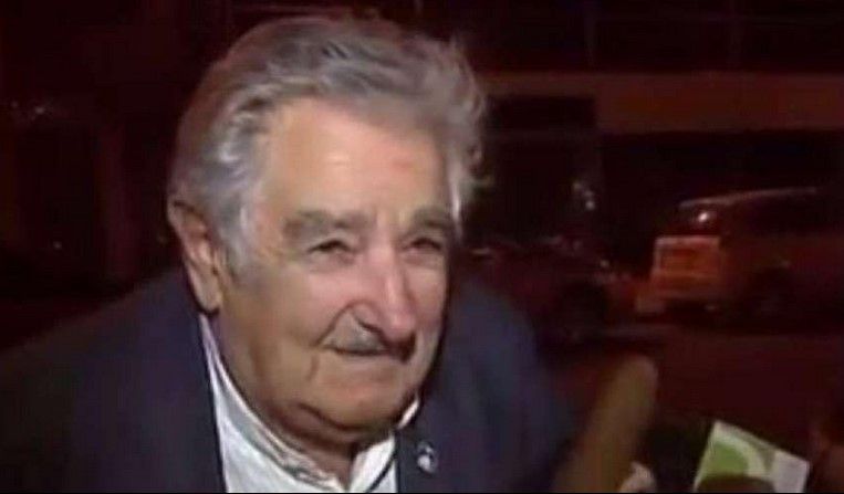 José Mujica da dinero a indigente José Mujica da dinero a indigente