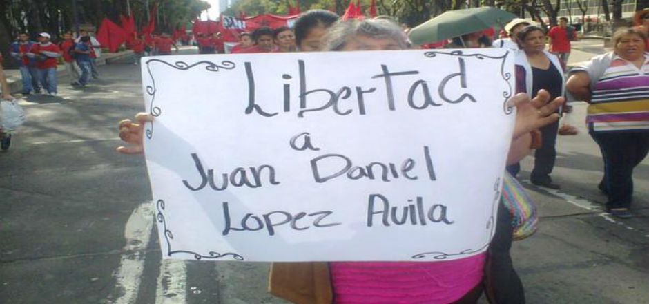 Prepas del DF en paro en apoyo a detenido en el Zócalo