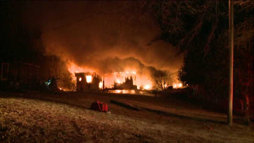 Mueren cinco niños al incendiarse su casa móvil en Texas Mueren cinco niños al incendiarse su casa móvil en Texas