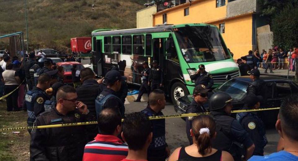 Policías rescatan de linchamiento a chofer de microbús Policías rescatan de linchamiento a chofer de microbús