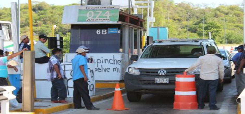 Maestros y normalistas toman caseta de La Venta