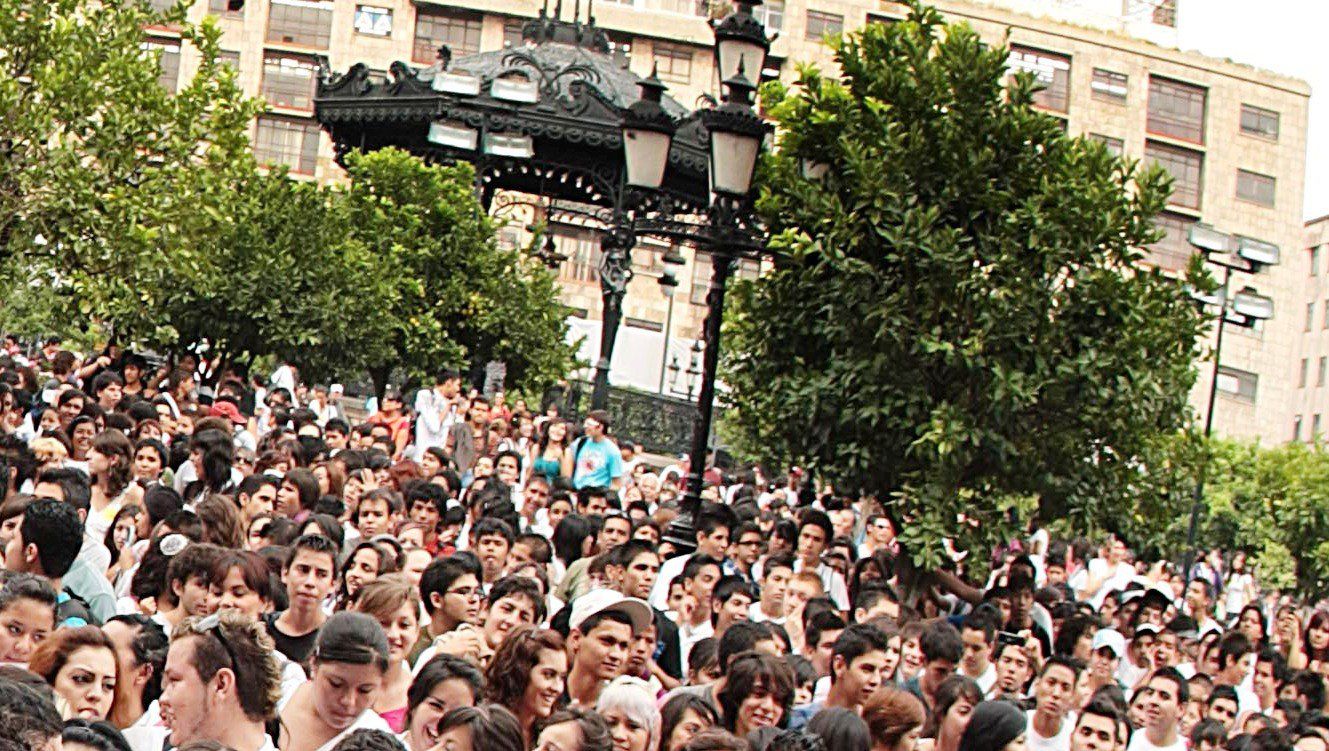 Desalojan edificios de Reforma por marchas Desalojan edificios de Reforma por marchas