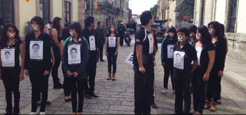 Estudiantes se manifiestan en andador turístico de Oaxaca