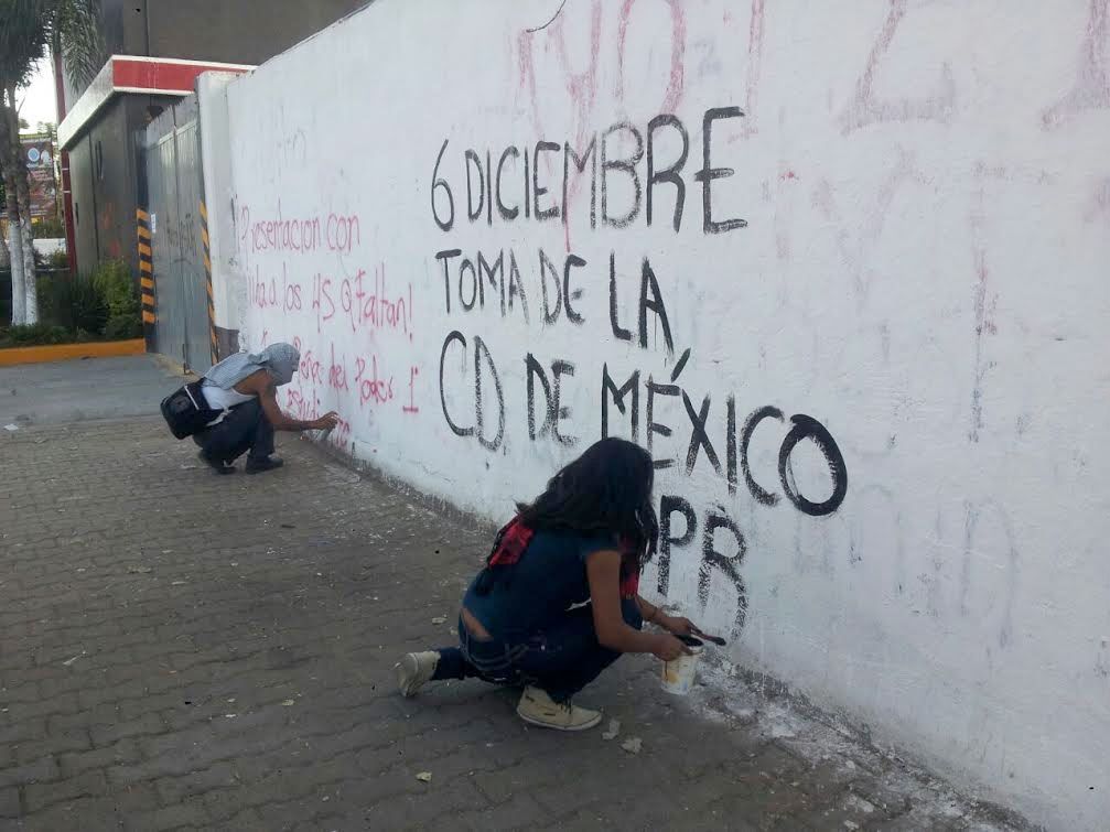 Marchan en Oaxaca padres de normalistas desaparecidos