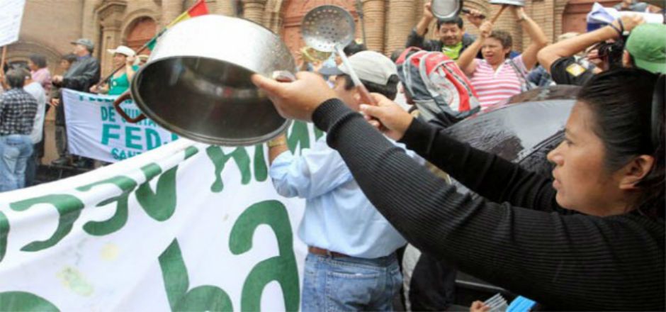 Maestros de Oaxaca convocan a la marcha cacerolazo Maestros de Oaxaca convocan a la marcha cacerolazo
