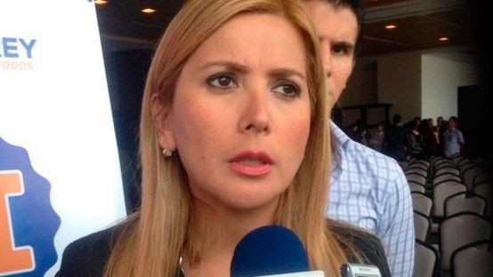 Multan a alcaldesa de Monterrey por usar playera del PAN Multan a alcaldesa de Monterrey por usar playera del PAN