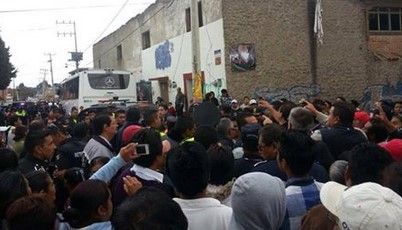 Pobladores retienen a chofer por atropellar a adulto mayor