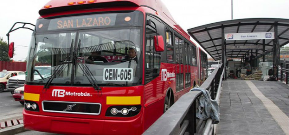 Choca Metrobús en Circuito Interior