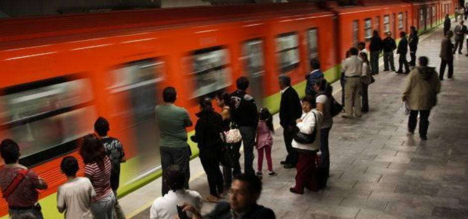 Línea Dorada grafiteada y abandonada Línea Dorada grafiteada y abandonada