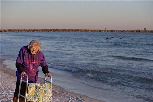 Mujer de 100 años ve el mar por primera vez Mujer de 100 años ve el mar por primera vez