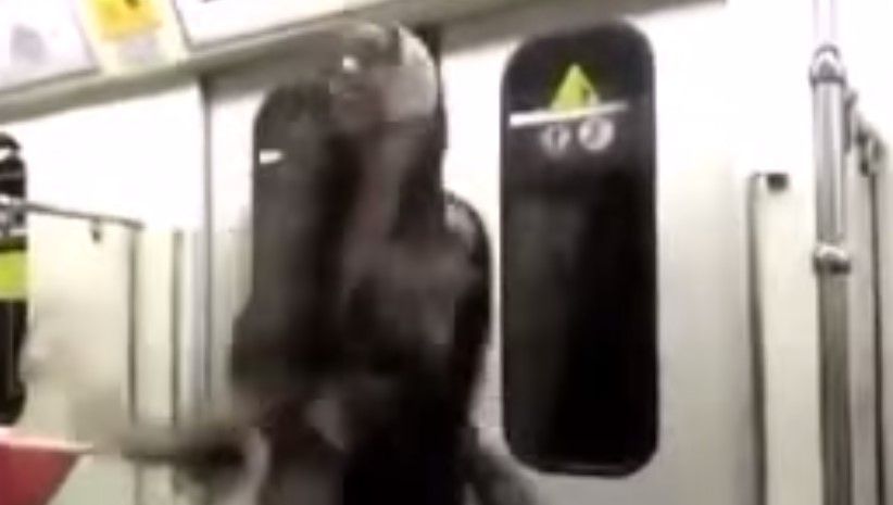 Mujer iraní baila sin hiyab en el metro de Teherán