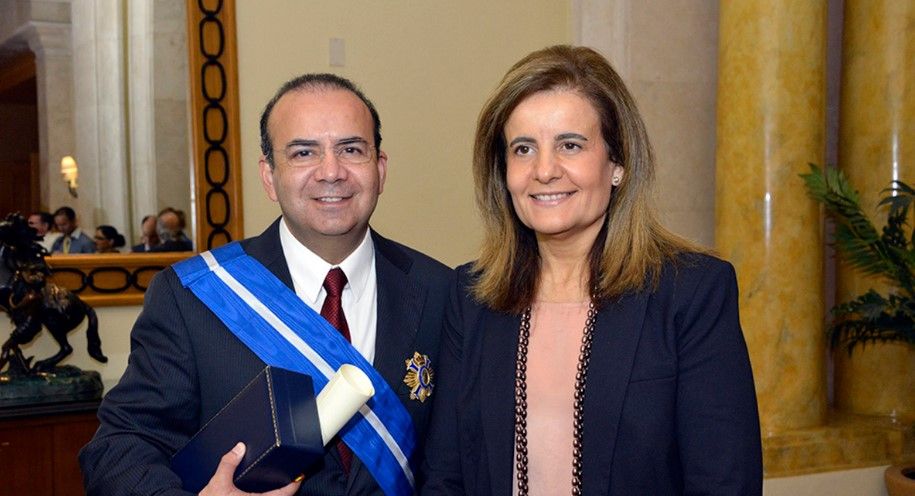 Condecoran a Navarrete Prida en España Condecoran a Navarrete Prida en España