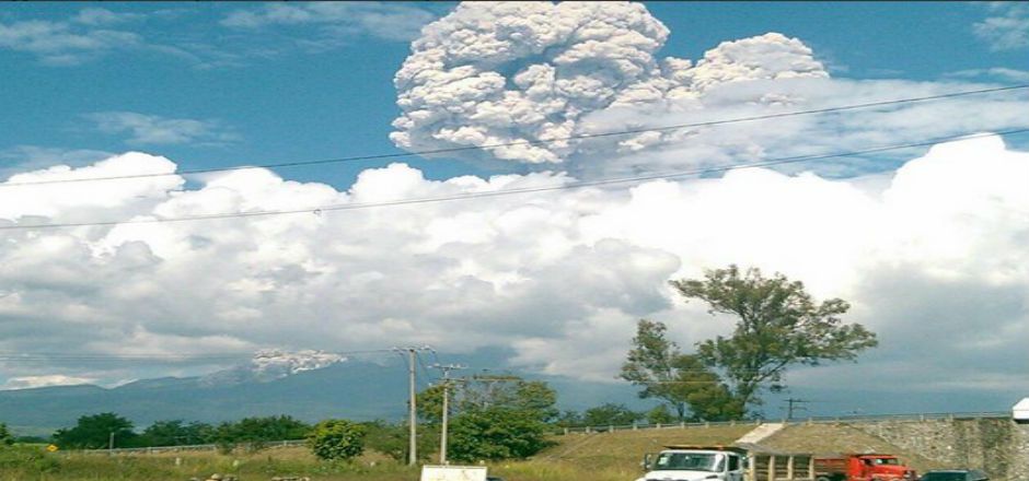 Fuerte exhalación del volcán de Colima