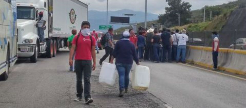 Normalistas roban combustible a autobuses en Autopista del Sol