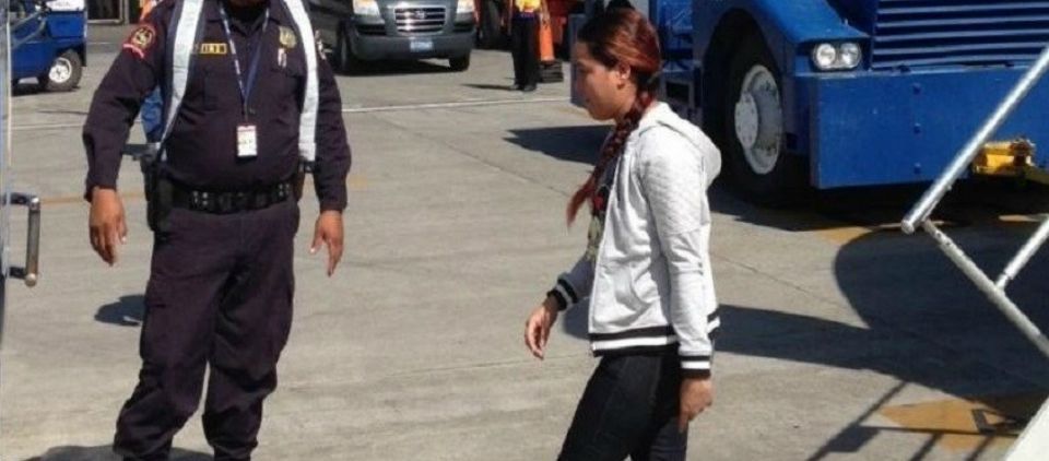 EE.UU. deporta a salvadoreña buscada por asesinatos