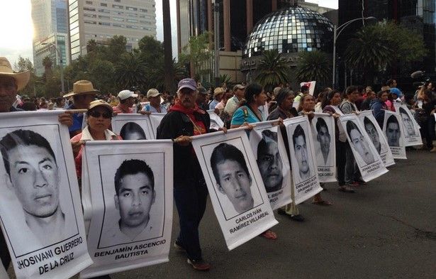 Padres de normalistas accederían a los 805 mdp de la Comisión de Víctimas