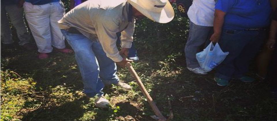 Encuentran padres de desaparecidos fosas en Iguala Encuentran padres de desaparecidos fosas en Iguala