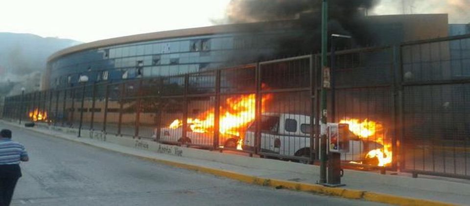 Queman normalistas Palacio de Gobierno de Guerrero