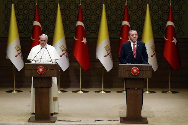 Papa Francisco llama a terminar con el fanatismo desde Turquía