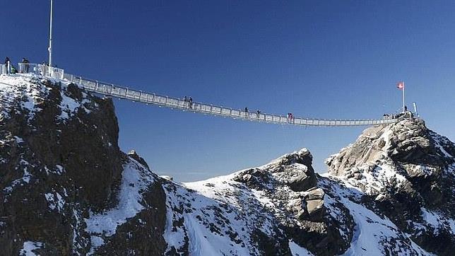 El primer puente colgante del mundo entre dos picos de montaña El primer puente colgante del mundo entre dos picos de montaña