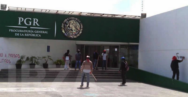 Maestros de la CETEG toman instalaciones de la PGR en Chilpancingo Maestros de la CETEG toman instalaciones de la PGR en Chilpancingo