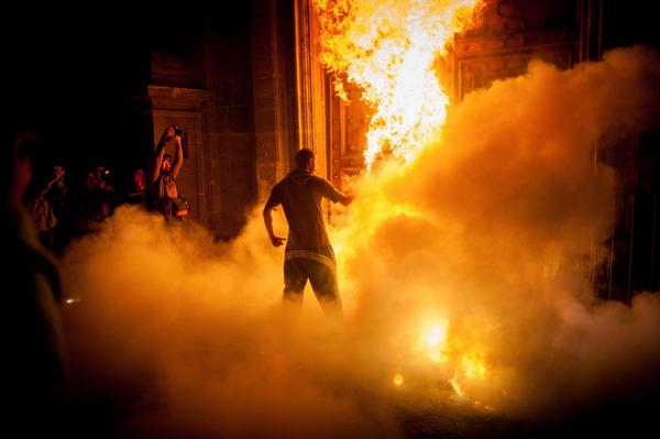 Queman la puerta principal de Palacio Nacional