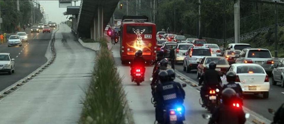 Policías protegen Metrobús luego de actos vandálicos