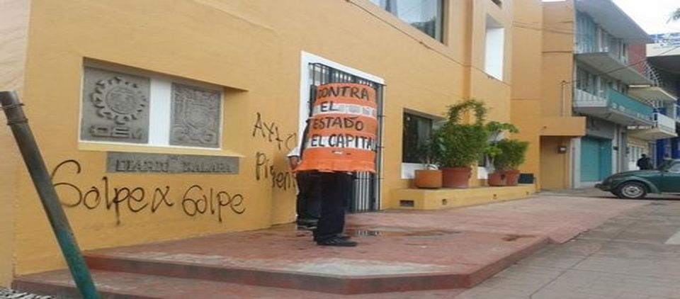 Atacan sede del PRI en Veracruz Atacan sede del PRI en Veracruz