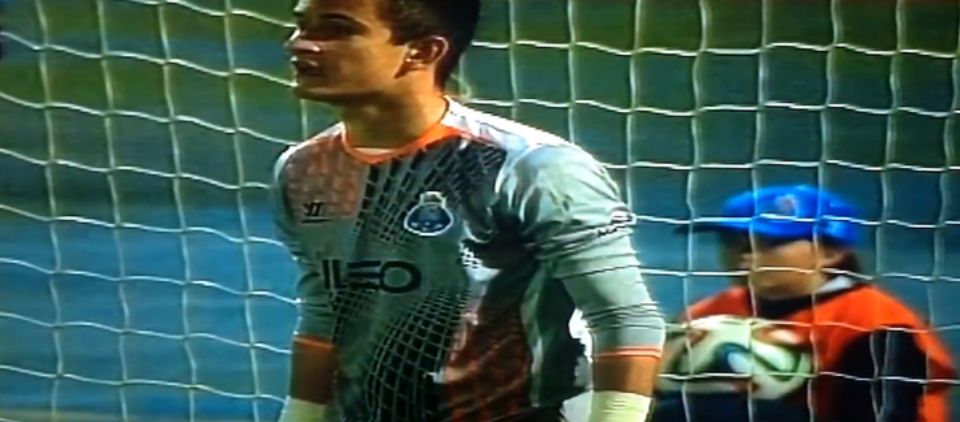 Debuta Raúl Gudiño con Porto B y ataja un penal