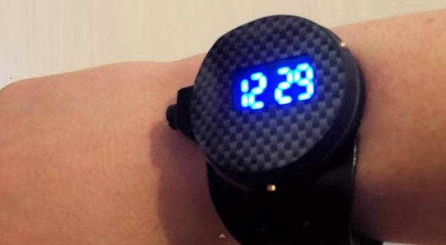 Fabrican reloj que dispara verdaderos rayos láser
