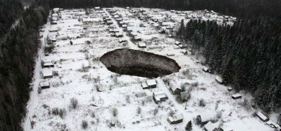 Agujero se traga varias casas en zona minera de Rusia Agujero se traga varias casas en zona minera de Rusia