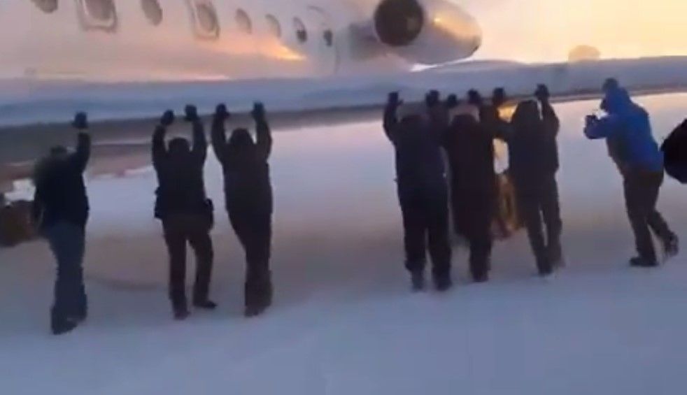 Empujan avión en Rusia para que pueda despegar Empujan avión en Rusia para que pueda despegar