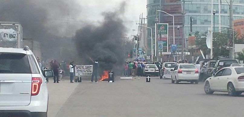 Encapuchados violentan comercios en San Cristóbal de las Casas Encapuchados violentan comercios en San Cristóbal de las Casas