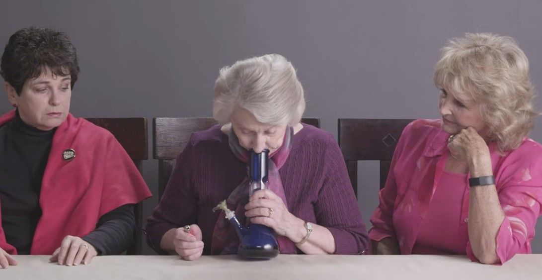 Graban a 3 señoras fumando mariguana por primera vez Graban a 3 señoras fumando mariguana por primera vez