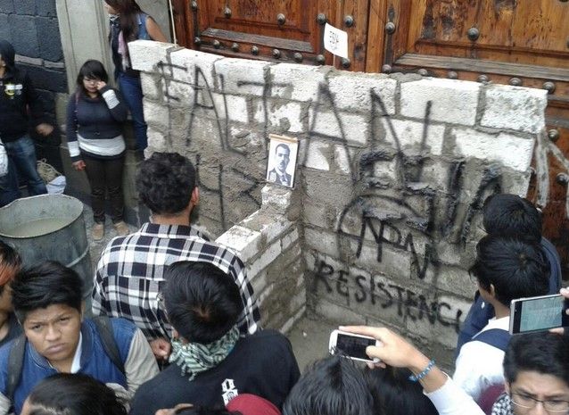 Politécnicos levantan muro en sede de la SEP