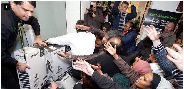 Tiendas de Reino Unido envueltas en el caos del frenesí de compras