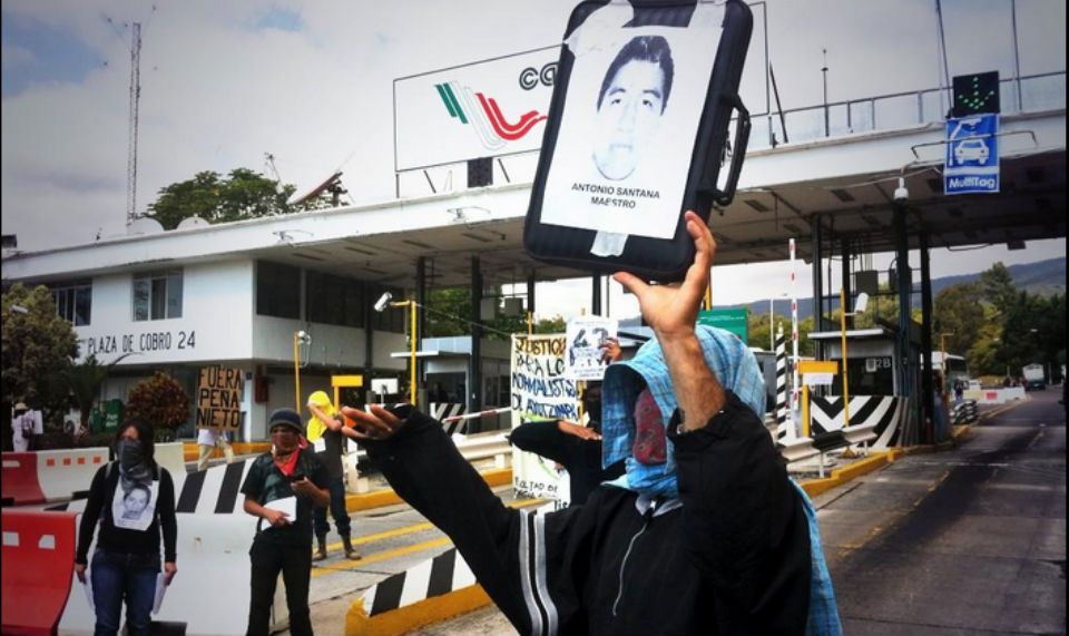 Se manifiestan en Morelos y Michoacán por normalistas Se manifiestan en Morelos y Michoacán por normalistas