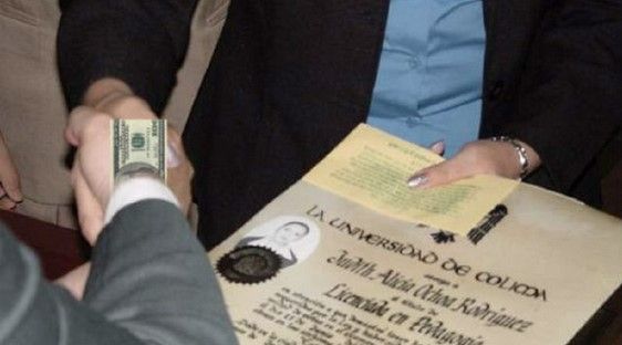 Venden títulos universitarios por menos de 9 mil pesos