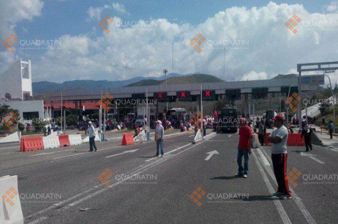 Bloquean normalistas casetas de Guerrero