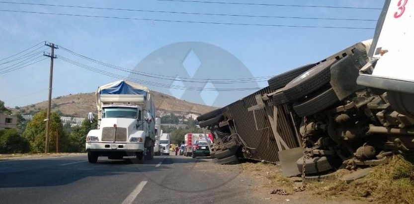 Volcadura de tráiler en Tlalnepantla