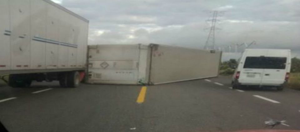 Fuertes vientos vuelcan 8 tráilers en Oaxaca