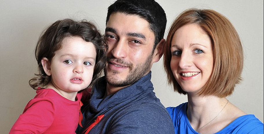 Mujer con VIH da a luz a hija sana Mujer con VIH da a luz a hija sana