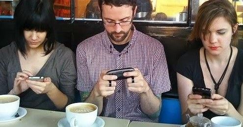 El uso constante del celular afecta tu columna