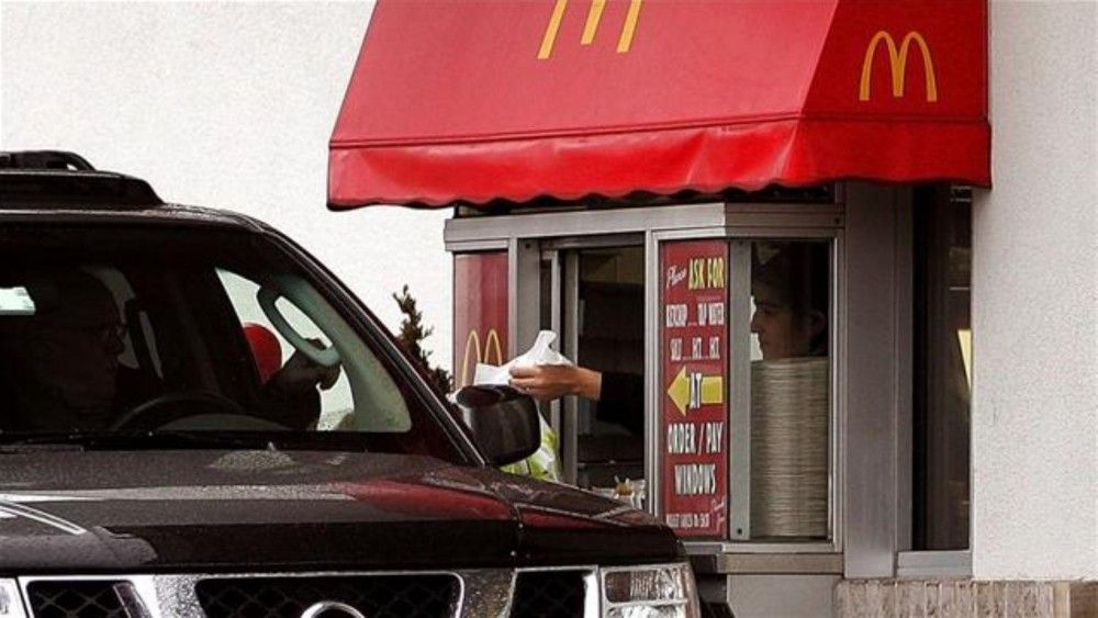 Un sujeto reclama con un arma en McDonalds