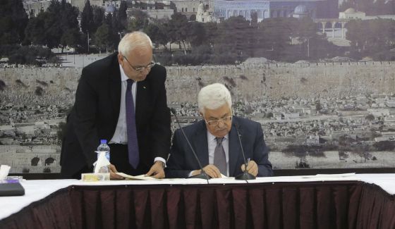 Abbas firma la solicitud de adhesión de Palestina a la Corte Penal Internacional Abbas firma la solicitud de adhesión de Palestina a la Corte Penal Internacional