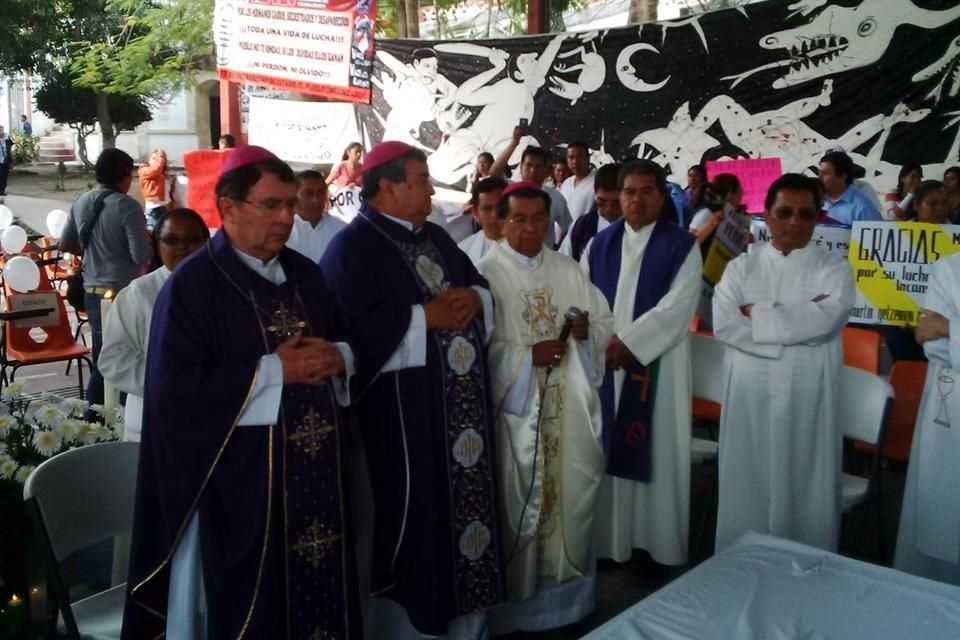 Ofician misa en Normal de Ayotzinapa por los estudiantes desaparecidos